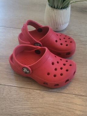 CROCS Bright Red Kid l Clog Sandals Size 6 l Toddler